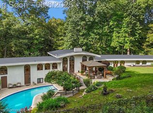 2829 Shannon Dr, Oakland, MI 48363