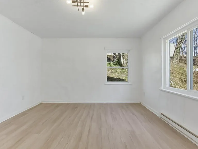 109 1/2 Fairlawn Ave — Photo 10