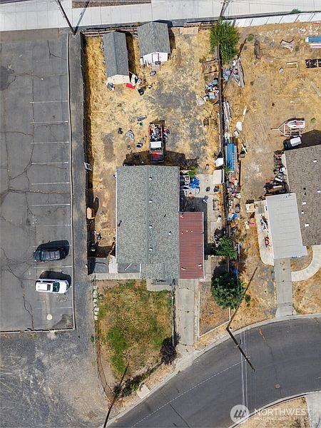 5th image of 912 W Loop Drive NE