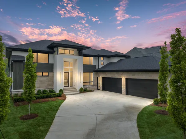 231 Enclave Ct, Rochester, MI 48306