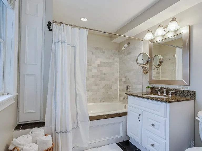 214 W 7th St #2L — Photo 44