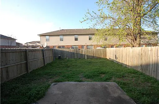 863 W Peachtree Dr — Photo 2