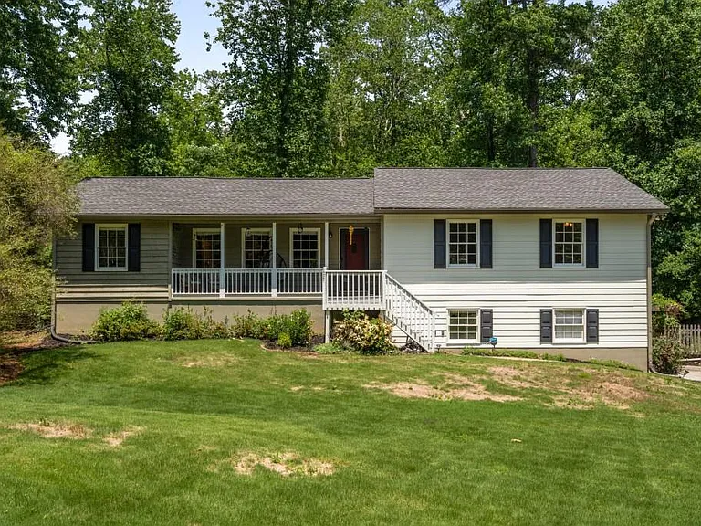 2795 Bentwood Dr — Photo 2