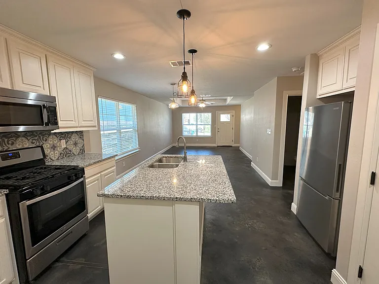 428 E Nelson St — Photo 6