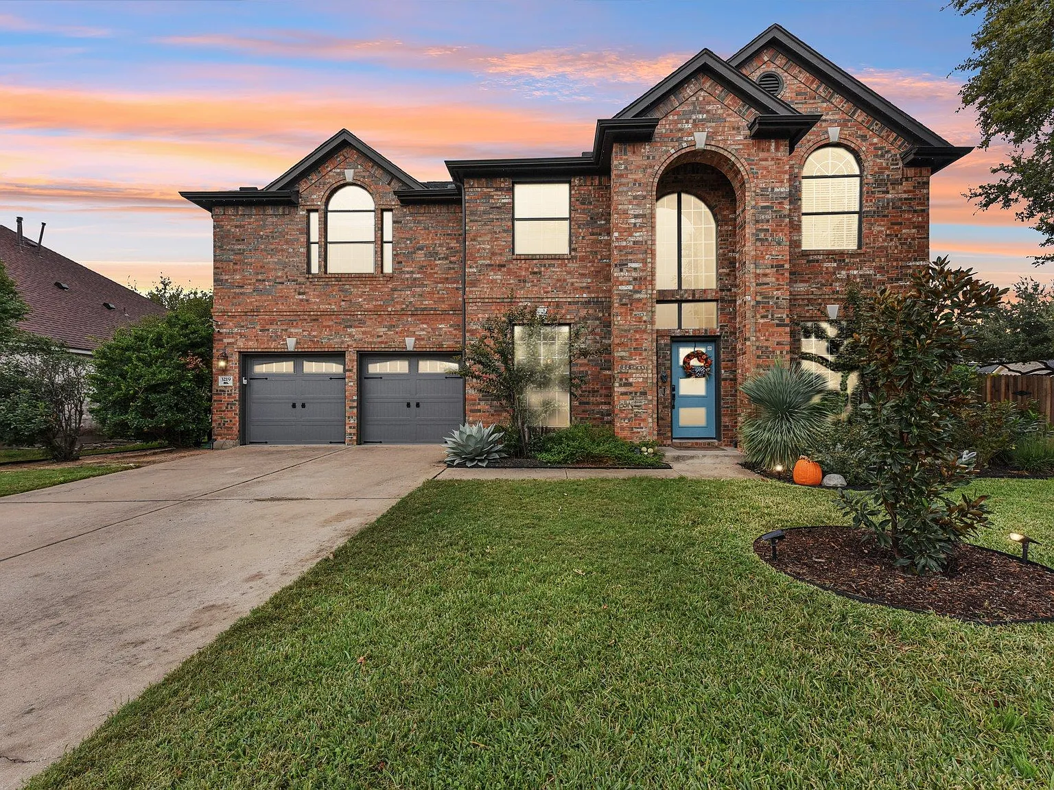 5 bed, 2.5 bath, 3060 sqft, $4,500 — Photo 1
