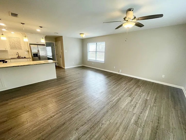 525 S Oak St — Photo 6