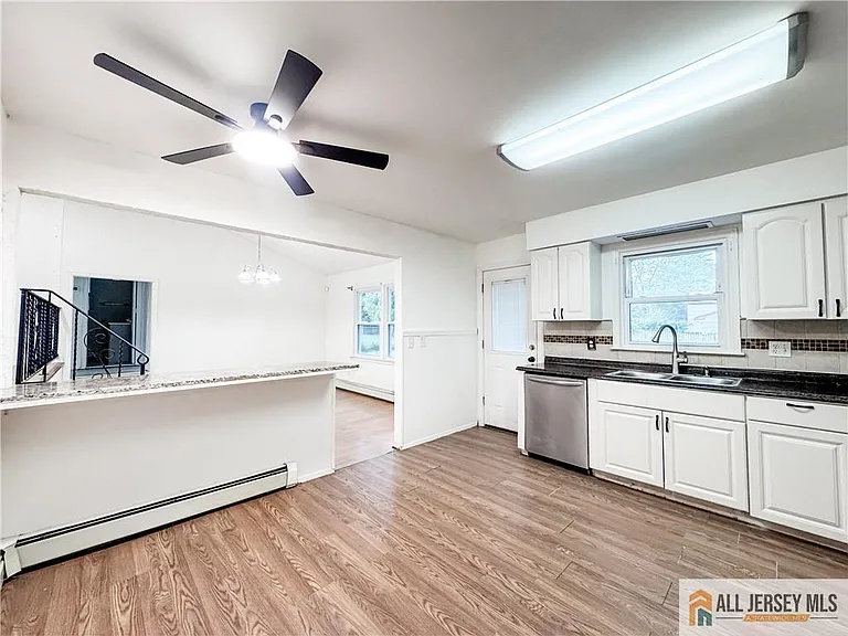 742 Grove Ave — Photo 6