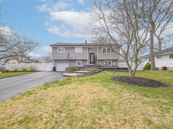 30 Lake Promenade, Lake Ronkonkoma, NY 11779