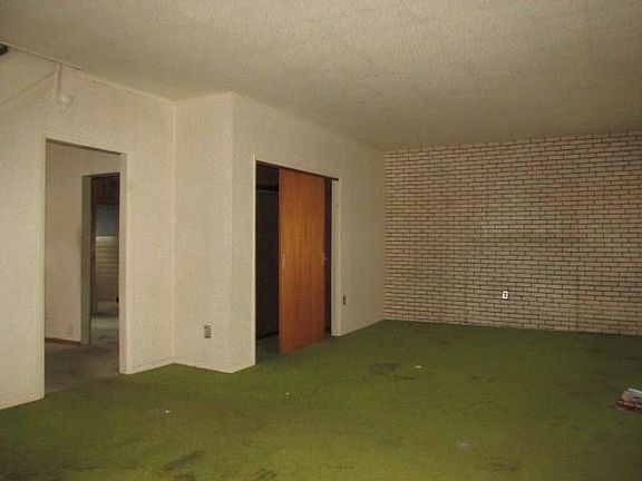 4th image of 422 Main St