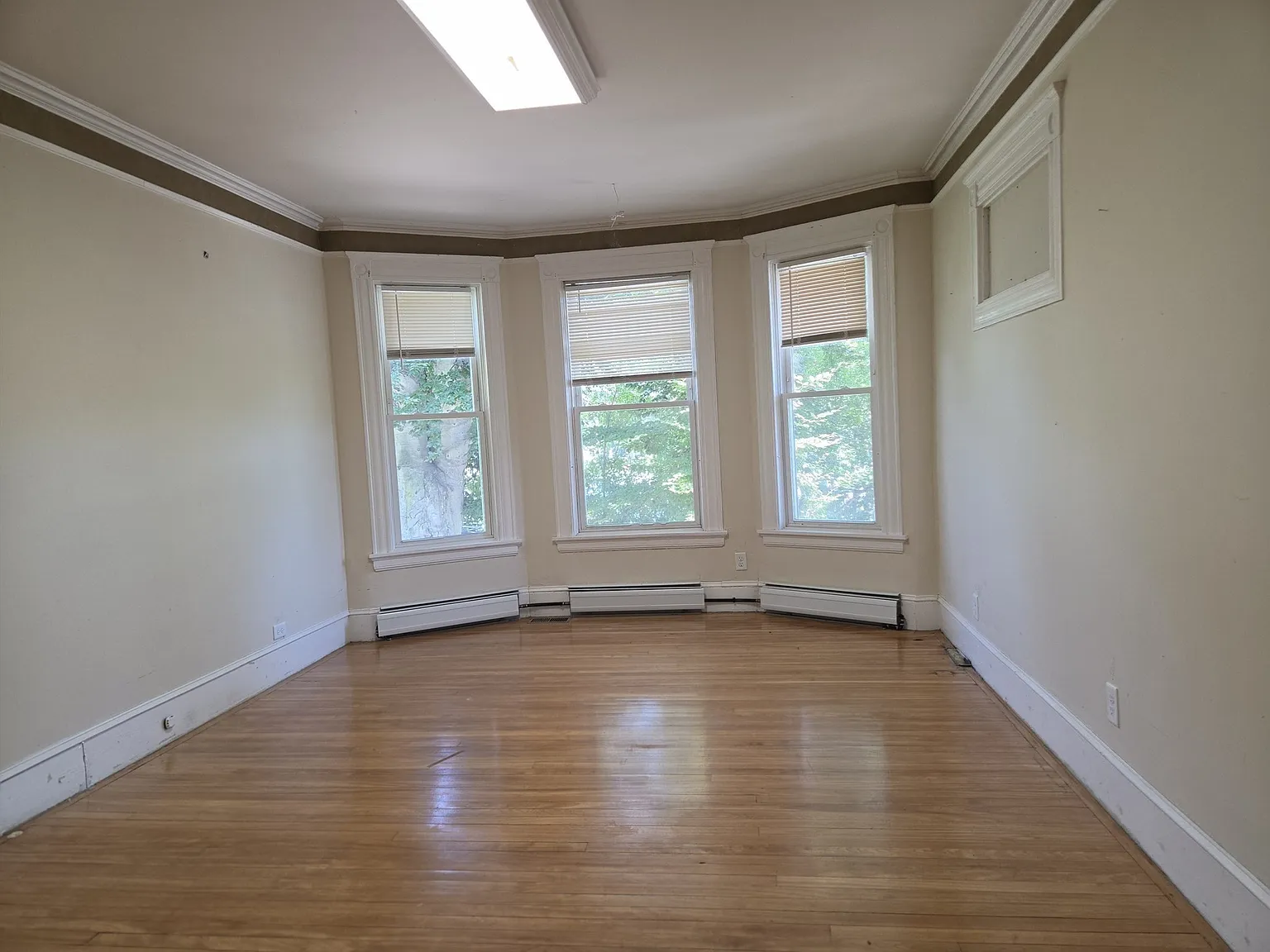3 bed, 1000 sqft, $2,350 — Photo 3