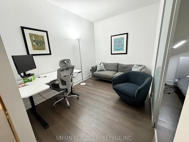 111 Saint Clair Ave W #1527 — Photo 4