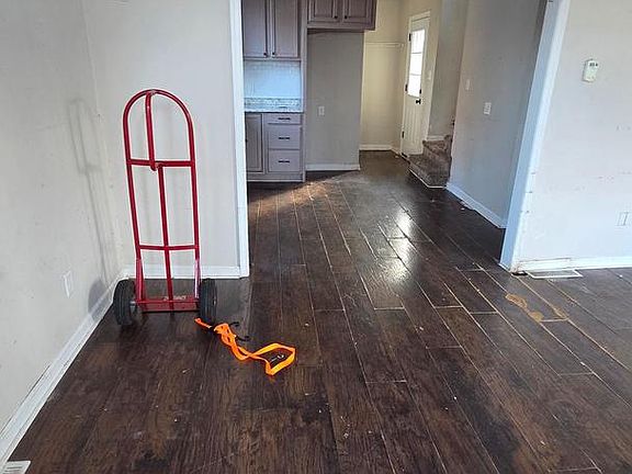 5th image of 910 Smith Dr