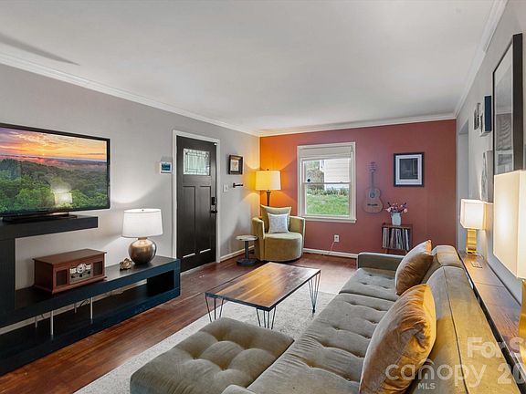 3rd image of 7 Wilshire Dr