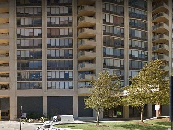 3rd image of 3930 N Pine Grove Ave APT 1005