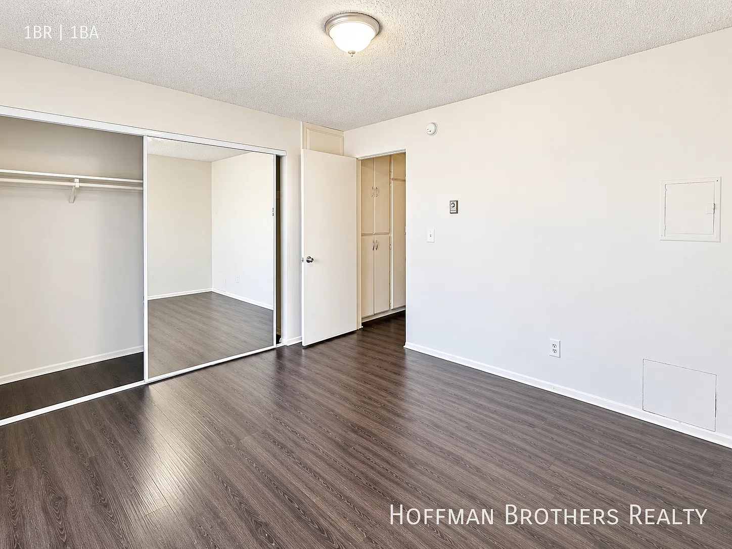 **1 Month Free**Rehabbed Mid-City One-Bedroom With Updated Kitchen, On-Site Laundry, A/C & Parking!! — Photo 4