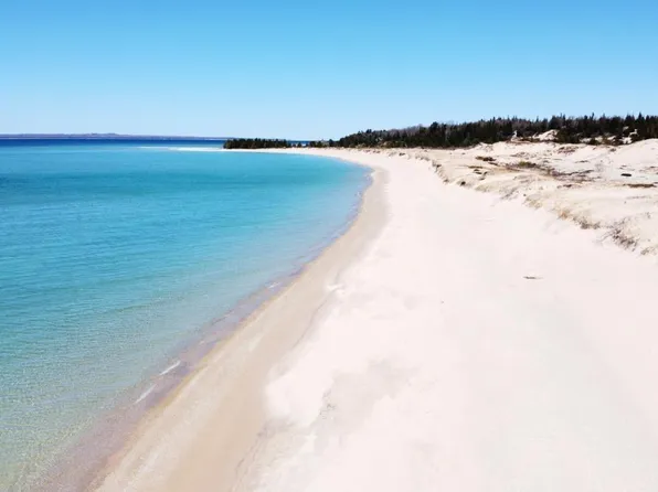 4 Greenes Bay Dr, Beaver Island, MI 49782