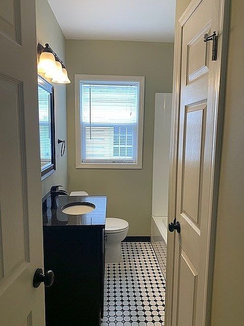 2nd image of 750 W 43rd St
