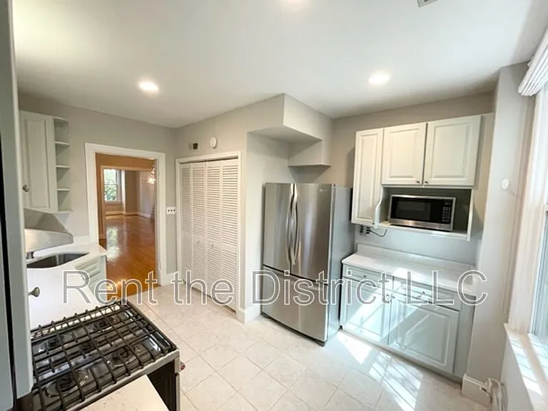 525 5th St NE — Photo 2