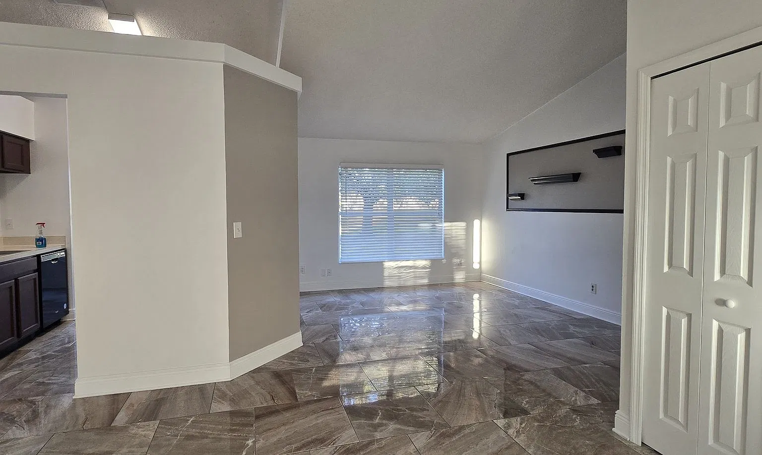 3/2~ Siena Ridge ~ Open kitchen with a large eating space! — Photo 4