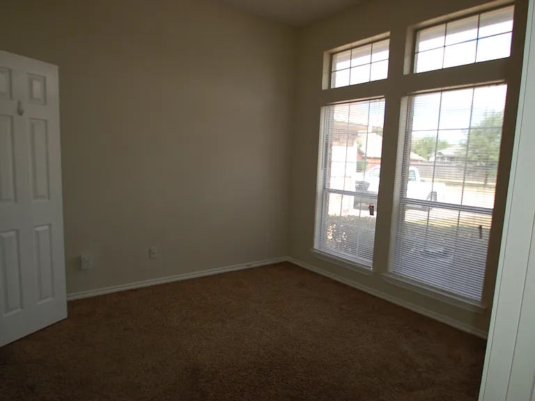 1125 Roundrock Dr — Photo 4