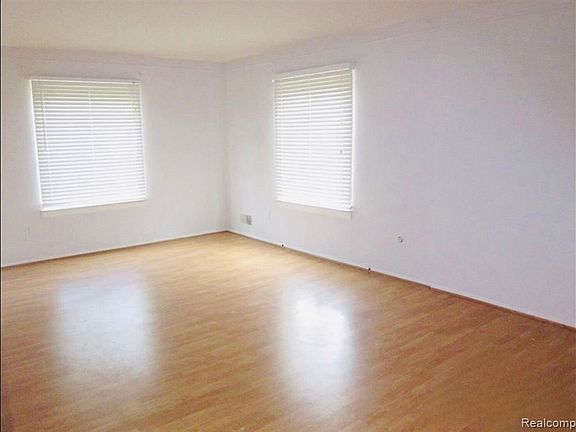 5th image of 749 E Fox Hills Dr