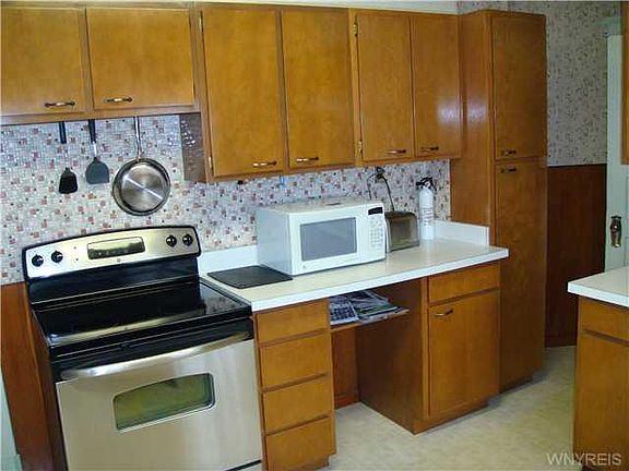 3rd image of 75 Parkwood Ave