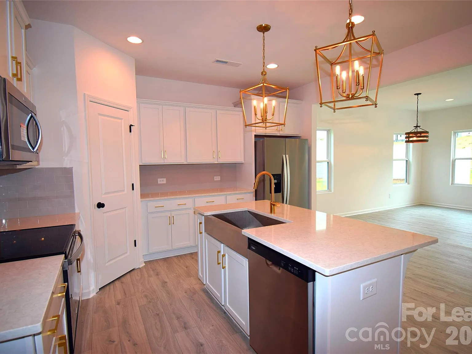 3 bed, 2.5 bath, 1762 sqft, $2,200 — Photo 2