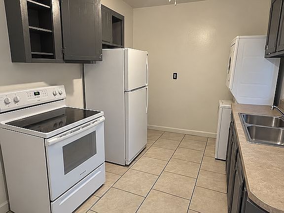3rd image of 13142 Compass St