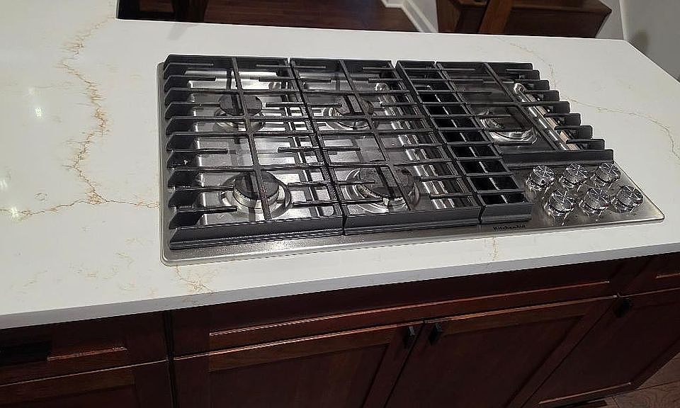 Gas cooktop with down draft