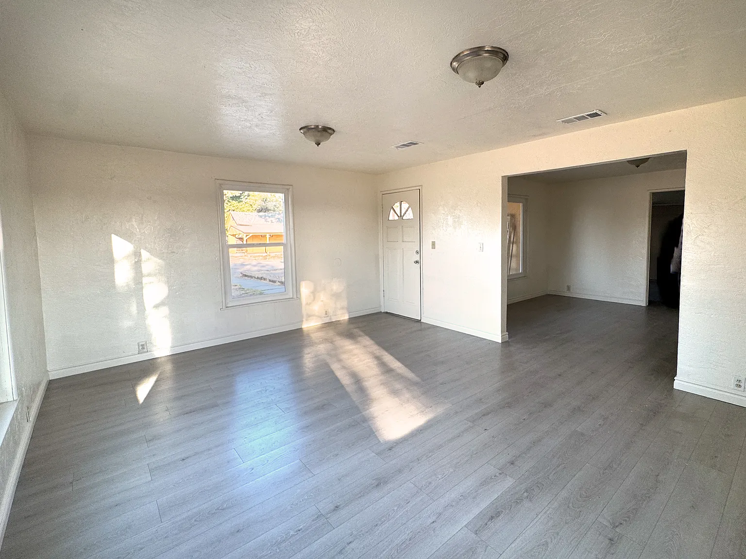 6 bed, 2505 sqft, $2,500 — Photo 4