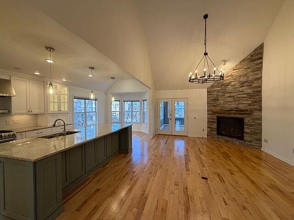 3rd image of 1018 Forest Lake Dr