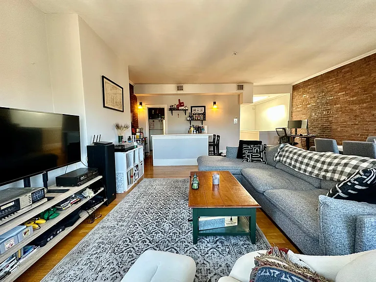 34 Gloucester St #4 — Photo 4