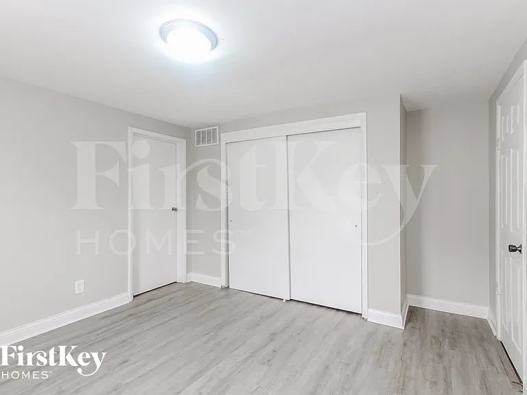 1153 S Chester Ave — Photo 14