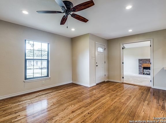 4th image of 203 Redrock Dr