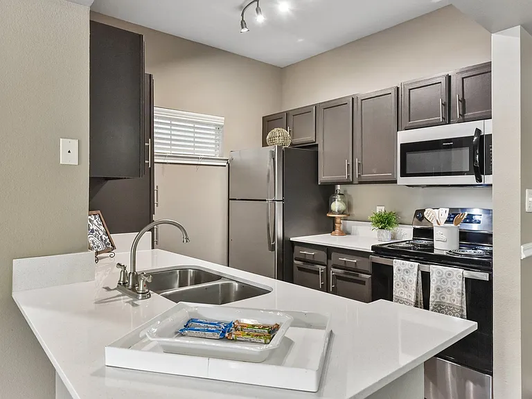 Madison Dell Ranch Apartments — Photo 24