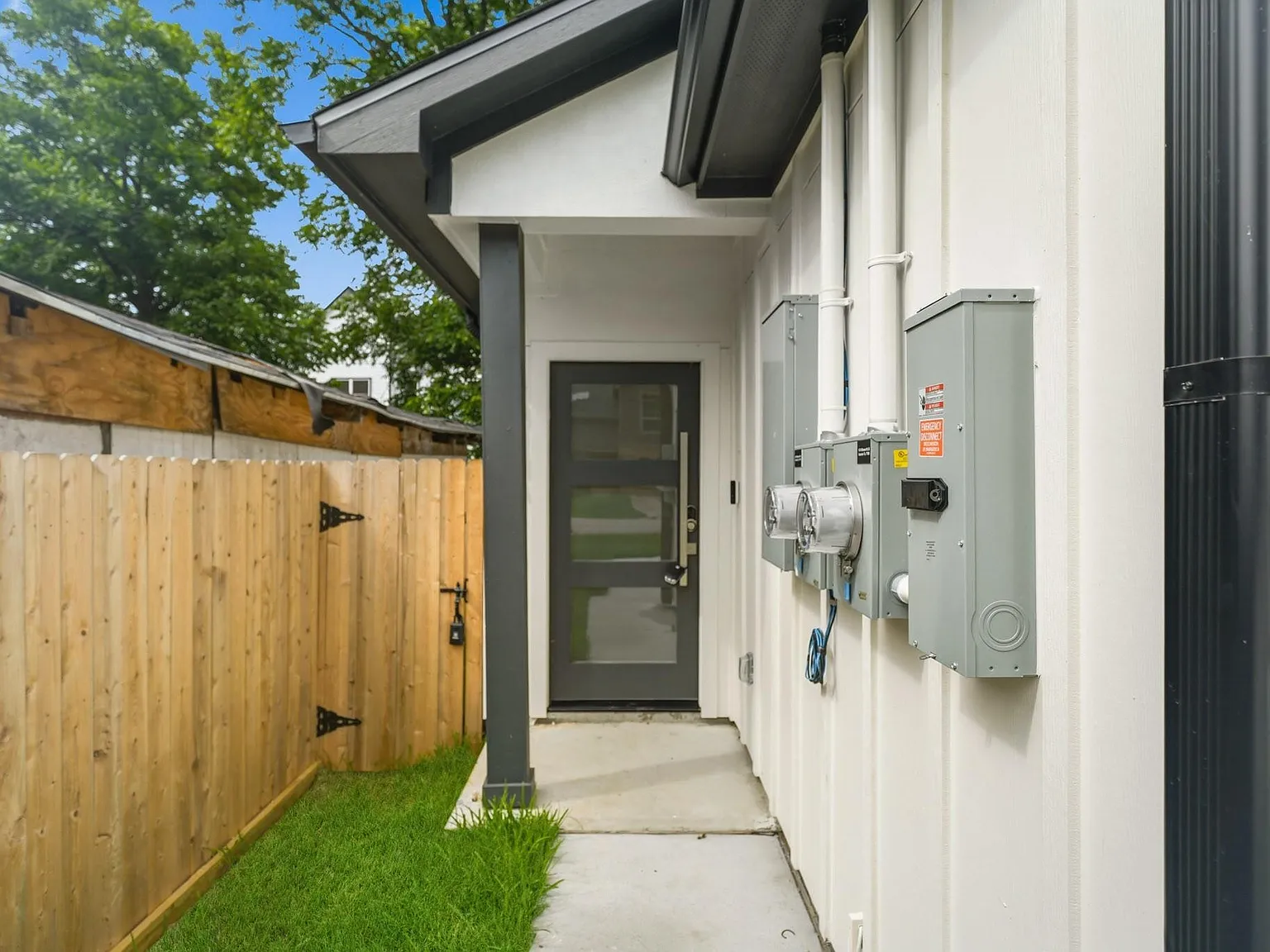 3 bed, 2.0 bath, 1210 sqft, $1,850 — Photo 2