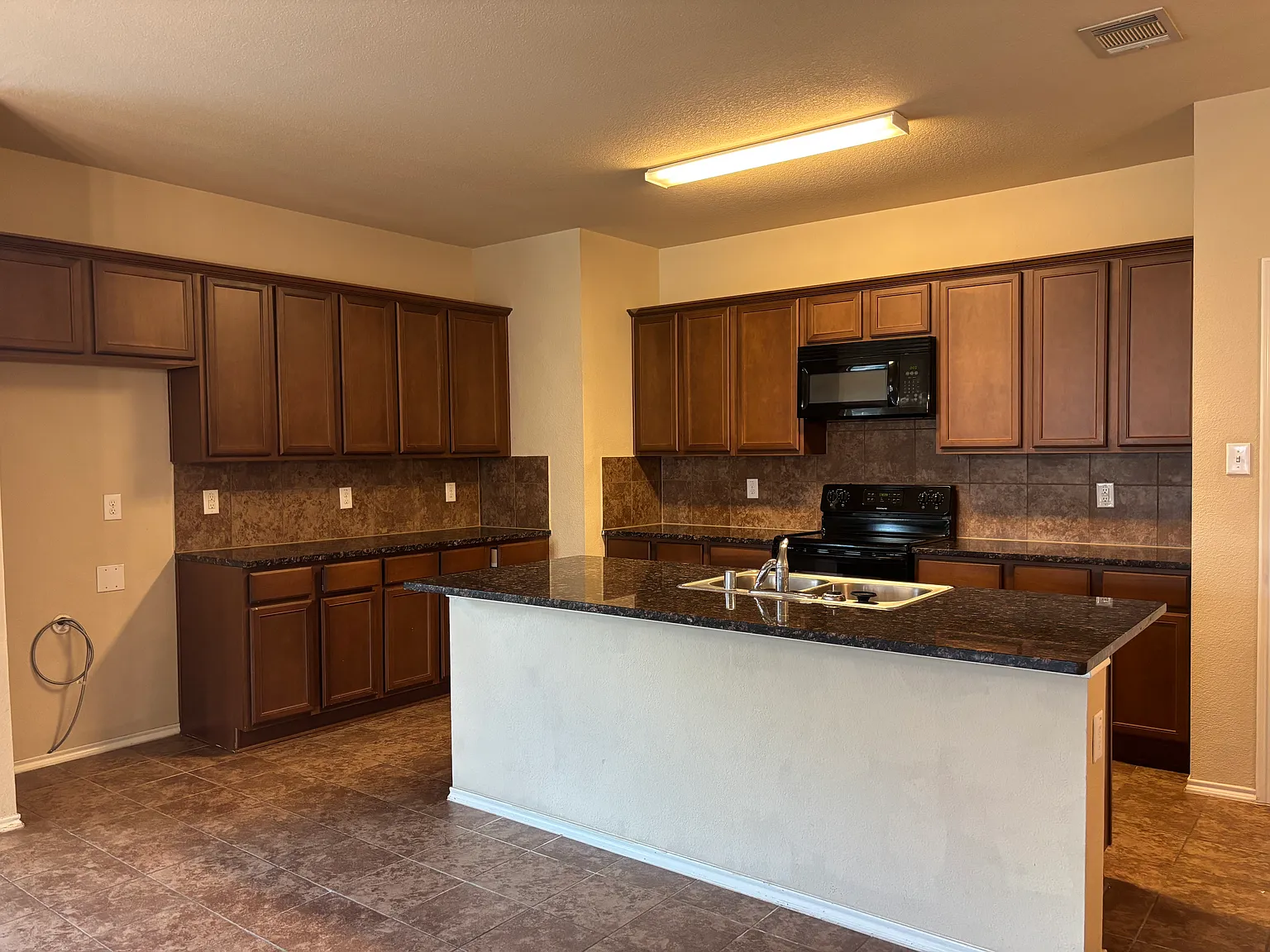 3 bed, 1967 sqft, $1,750 — Photo 4