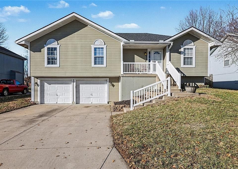 1st image of 828 SW Country Hill Dr