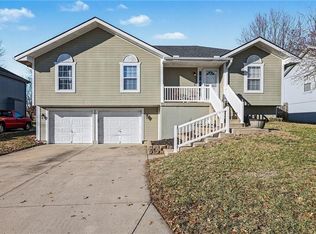 828 SW Country Hill Dr, Grain Valley, MO 64029