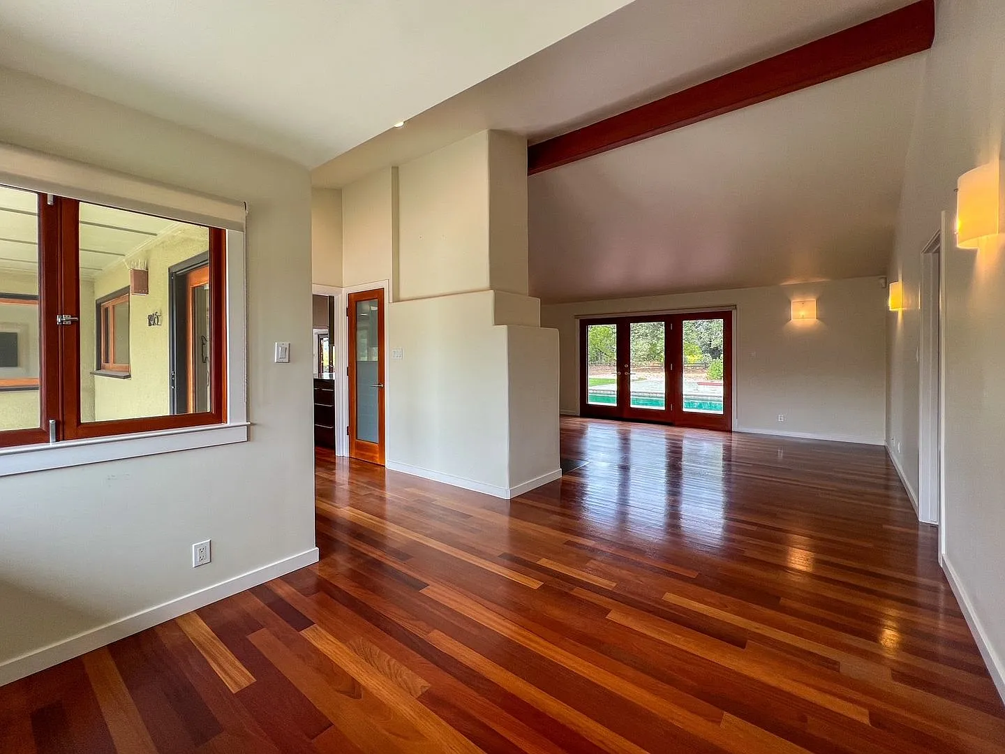 Stunning Napa Valley Property with Guest Cottage, Pool & Vineyard Views — Photo 4