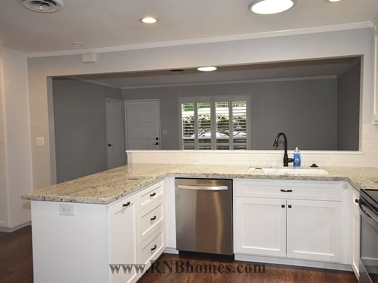 415 Sutton Pl — Photo 8