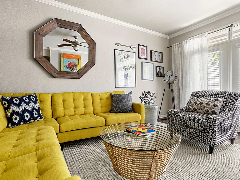 C230670_75West_Model2B2B_LivingRoomB_02
