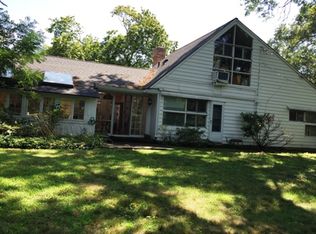 21 Parkway Dr, Roslyn Heights, NY
