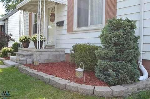 2nd image of 21516 Lakeview St