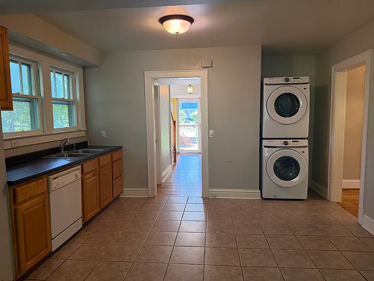 511 Court St S — Photo 9