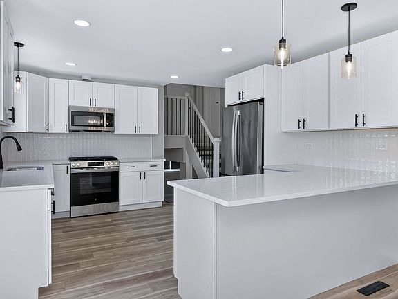 4th image of 216 W Kimbell Ave