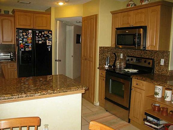 3rd image of 910 Lakewood Ct