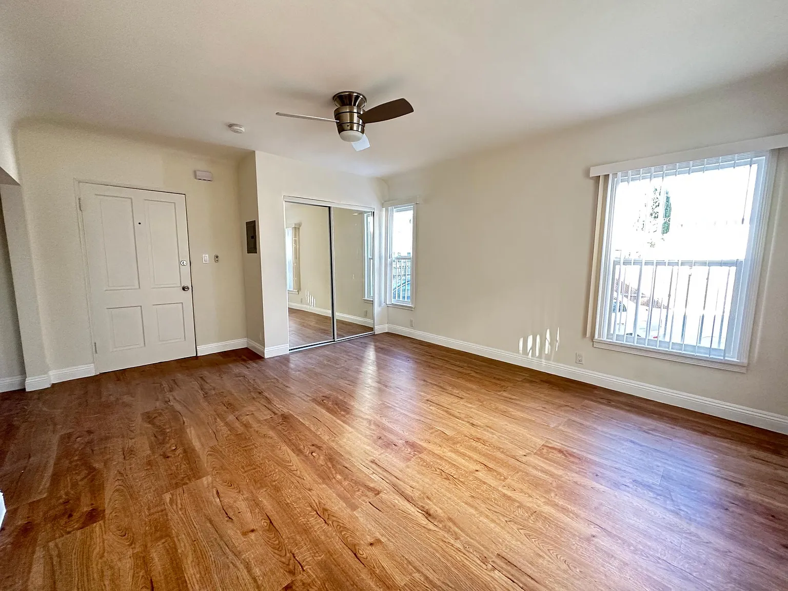 265 S Manhattan Pl — Photo 3