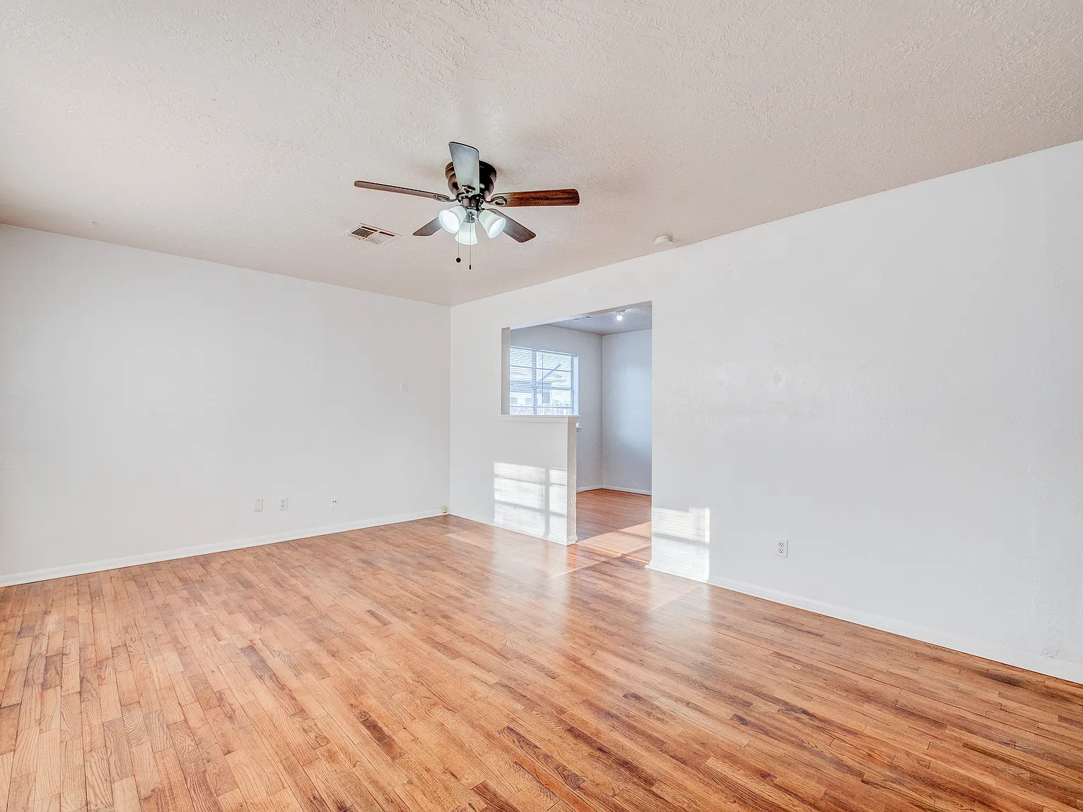 2 bed, 836 sqft, $1,200 — Photo 3