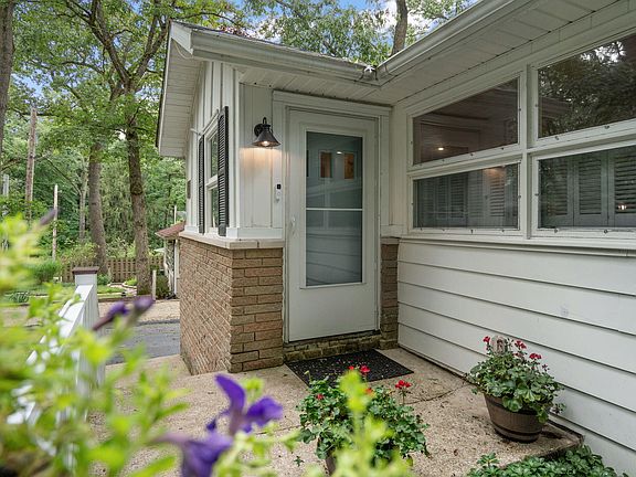 4th image of 1602 Oaks Ct